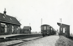 161030 Afbeelding van een electrische trein bestaande uit rijtuigen mat. 1924 ( Blokkendozen ) van de N.S. op het ...